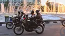 Personel Brimob mengendarai sepeda motor di kawasan Bundaran Hotel Indonesia (HI), Jakarta, Rabu (12/5/2021). Pengamanan ketat tersebut dilakukan untuk menjaga perayan Idul Fitri 1442 di jantung Ibu Kota. (Liputan6.com/Angga Yuniar)