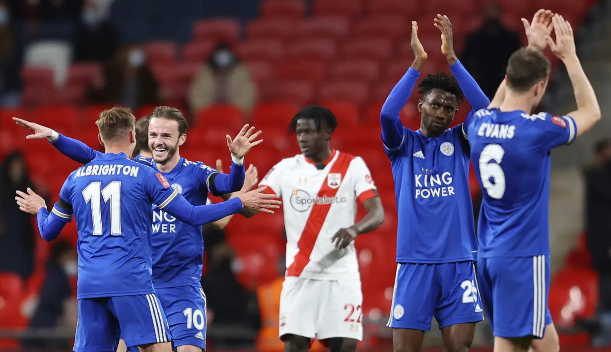 Para pemain Leicester City melakukan selebrasi usai menaklukkan Southampton pada laga Piala FA di Stadion Wembley, Senin (19/4/2021). Leicester City menang dengan skor 1-0. (Richard Heathcote/Pool via AP)