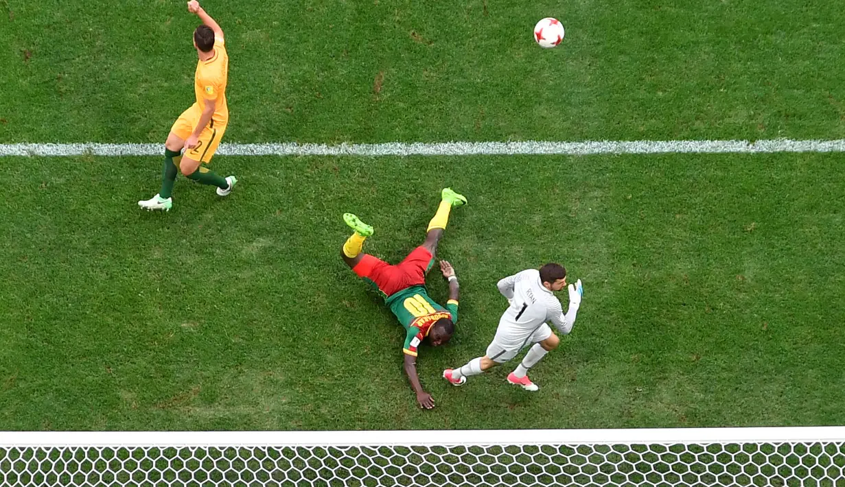 Kiper Australia, Mathew Ryan menghalau bola dari kejaran pemain Kamerun pada laga grup B Piala Konfederasi 2017 di Saint Petersburg Stadium, (22/6/2017). (AFP/Mladen Antonov)