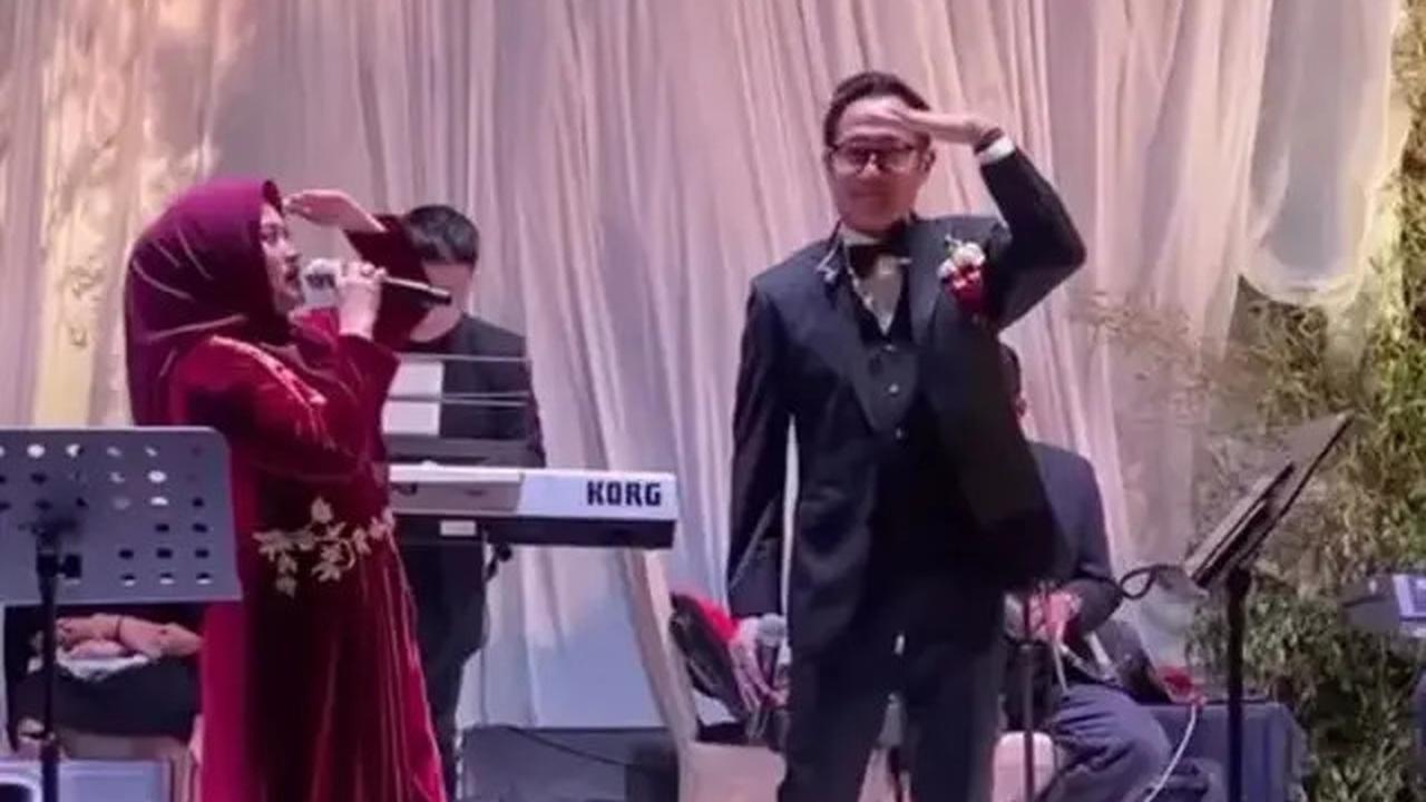 Foto-Foto Aldi Bragi Duet dengan Ikke Nurjanah, Penuh Makna dan Emosional