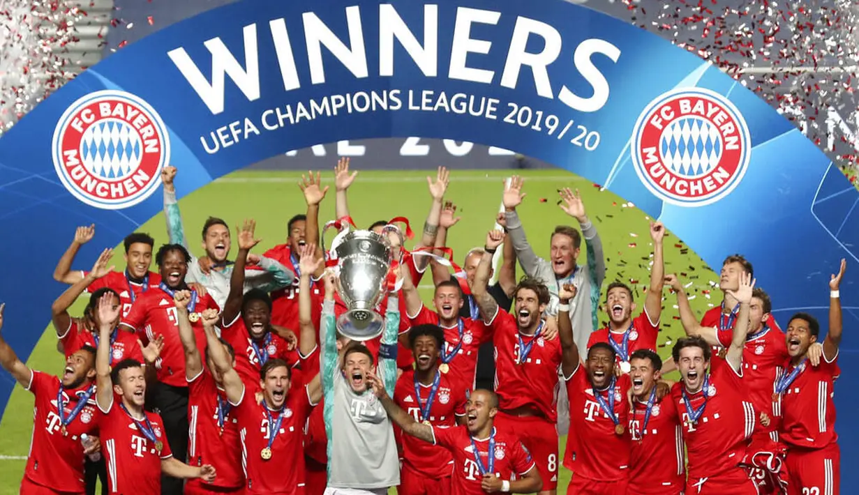 Kapten Bayern Munchen, Manuel Neuer, memimpin rekannya mengangkat trofi saat selebrasi juara Liga Champions di Stadion The Luz, Portugal, Senin (24/8/2020). Bayern Munchen berhasil menjadi juara usai menaklukkan PSG 1-0. (Miguel A. Lopes/Pool via AP)