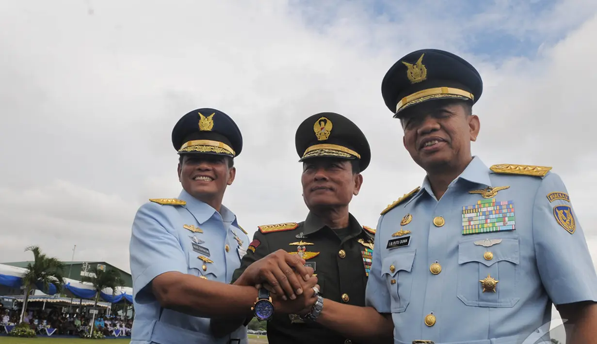 Marsekal Madya Agus Supriatna (kiri) resmi menjabat sebagai KASAU, Jakarta, Kamis (15/1/2015). (Liputan6.com/Herman Zakharia)