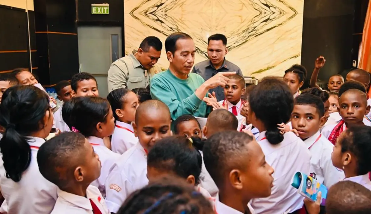 "Jadi dipilih ibu kota itu di tengah-tengah sehingga dipilih Nusantara di Kalimantan. Di tengah-tengah, dari timur dekat, dari Papua dekat, dari Aceh juga dekat, dari utara juga dekat, dari selatan juga dekat. Jadi dipilih di tengah-tengah," lanjut Kepala Negara. (Foto: Laily Rachev - Biro Pers Sekretariat Presiden)