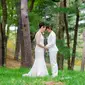 Pasangan yang mengikat janji pernikahan di hutan (Foto: Cosmopolitan/Sam Lian)