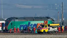 Petugas penyelamat berdiri di dekat dua kereta yang bertabrakan di Zurich, Swiss, (20/2/2015). Kereta bertabrakan di Swiss yang menyebabkan beberapa orang terluka dan rute komuter tergangu. (Reuters/ Arnd Wiegmann)