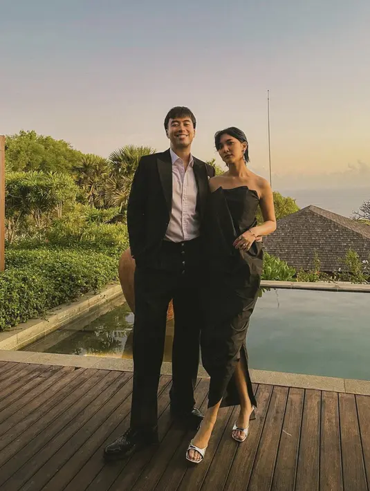 Sheila dan Vidi begitu memukau dalam balutan nuansa gelap. Sheila mengenakan tube dress dengan aksen draperry yang begitu sempurna. [Foto: Instagram/ Vidi Aldiano]