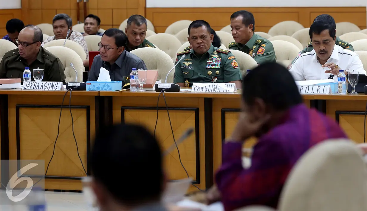 Panglima TNI Jenderal Gatot Nurmantyo menyimak Rapat Dengar Pendapat Umum dengan Panitia Khusus (Pansus) RUU Pemilu di Gedung Nusantara II, Kompleks Parlemen Senayan, Jakarta Pusat, Selasa (13/12). (Liputan6.com/JohanTallo)