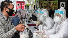 Warga mengikuti Rapid Test di Bundaran Hotel Indonesia, Jakarta, Selasa (26/5/2020). Rapid test ini dilakukan bertujuan mendeteksi serta memutus rantai penyebaran virus Corona (COVID-19) dan rapid test ini gratis dengan menunjukkan KTP. (Liputan6.com/Johan Tallo)
