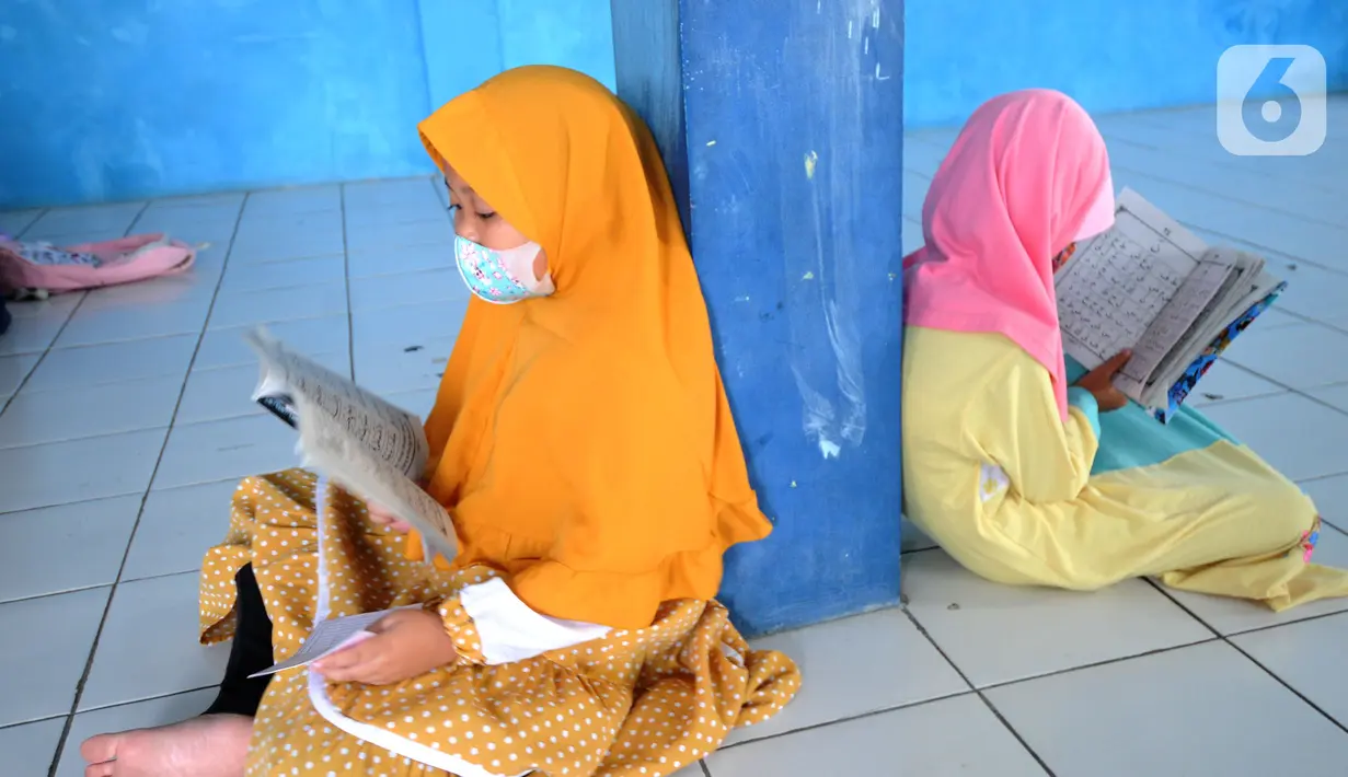 Anak-anak menghapal Al-Quran di Nabinatul Qur'an, Cinere,  Depok, Selasa (20/4/2021). Momentum bulan Ramadhan 14420 H juga dimanfaatkan anak-anak meningkatkan  kemampuan membaca Al-Quran. (merdeka.com/Arie Basuki)