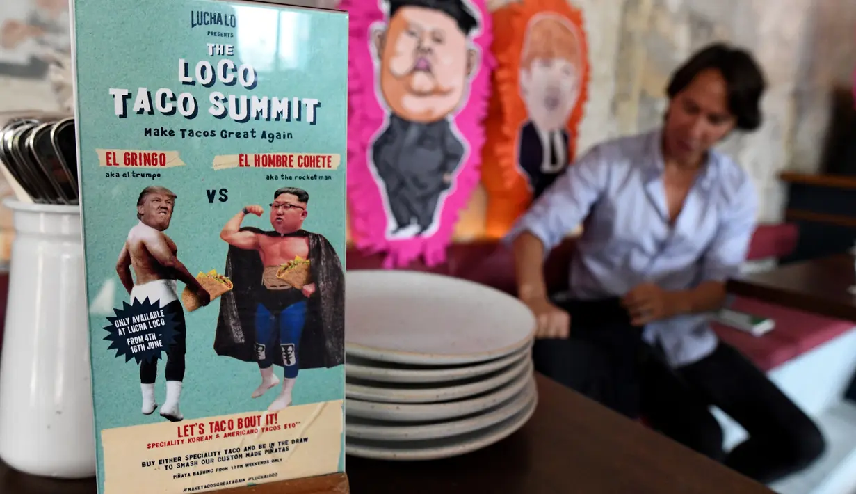Sebuah menu menawarkan makanan taco bernama El Trumpo dan Rocket Man di sebuah restoran di Singapura, 7 Juni 2018. Makanan itu memanfaatkan momentum pertemuan Donald Trump dan Pemimpin Korea Utara Kim Jong-un di Singapura 12 Juni nanti (AFP/ROSLAN RAHMAN)