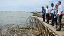 Menteri Lingkungan dan Pangan Denmark, Esben Lunde Larsen bersama stafnya saat melihat kondisi sampah yang berada di pinggiran pantai Muara Angke, Jakarta, Senin (11/4/2016). (Liputan6.com/Yoppy Renato)