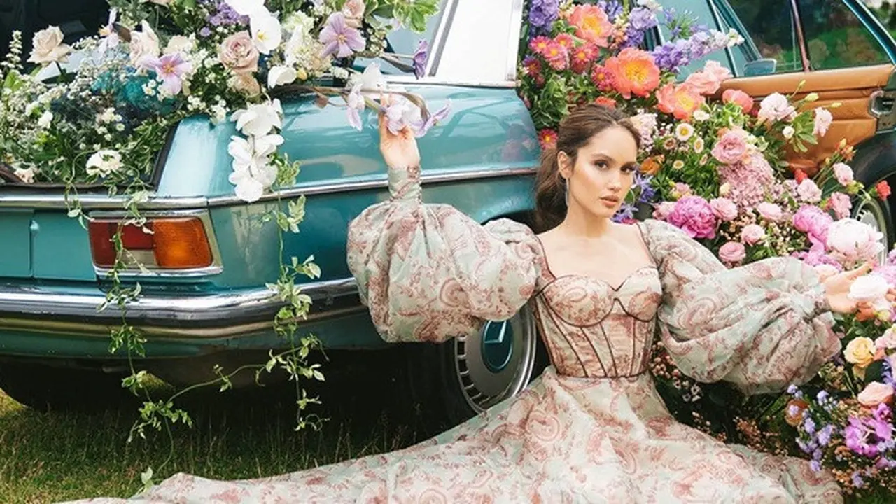 7 Gaya Pemotretan Cinta Laura dengan Mobil Klasik Ini Curi Perhatian