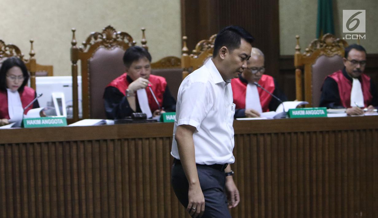 Terdakwa dugaan suap pengadaan satelit monitoring Bakamla, Fayakhun Andriadi saat menjalani sidang lanjutan di Pengadilan Tipikor, Jakarta, Rabu (7/11). Sidang mendengar nota pembelaan terdakwa. (Liputan6.com/Helmi Fithriansyah)