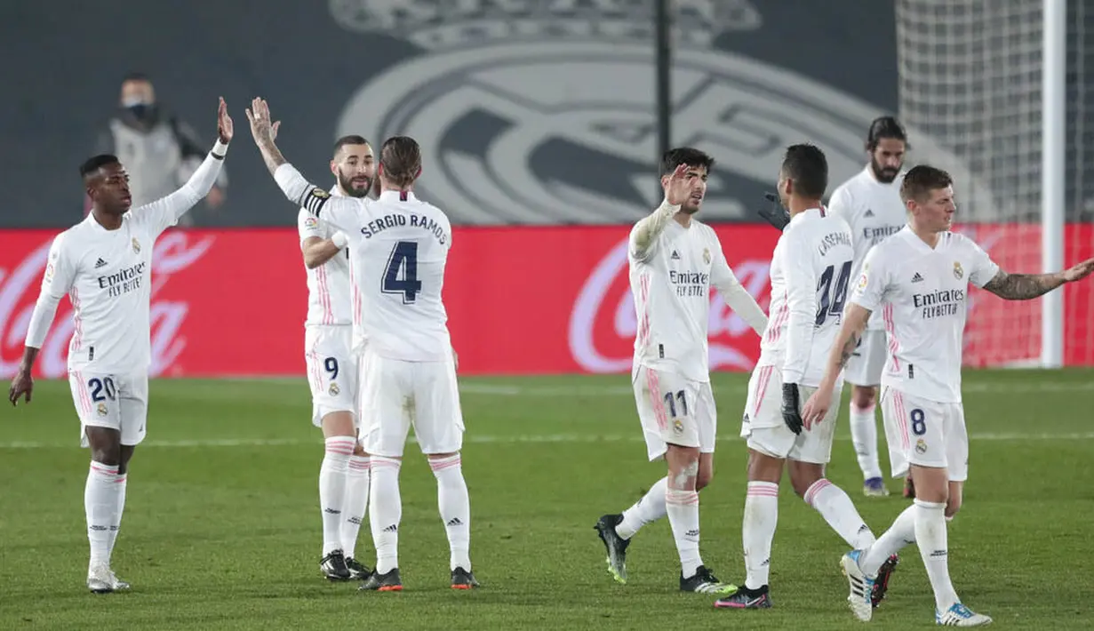 Para pemain Real Madrid merayakan kemenangan atas Granada pada laga Liga Spanyol di Stadion Alfredo Di Stefano, Kamis (24/12/2020). Real Madrid menang dengan skor 2-0. (AP/Bernat Armangue)