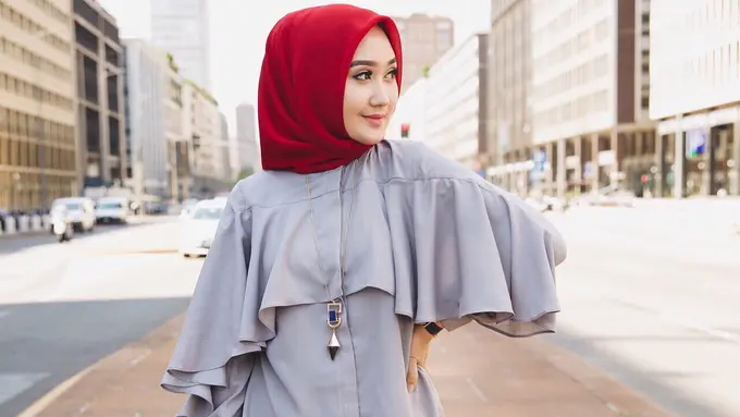 [Bintang] Siap Mudik Lebaran, Ikuti Gaya Andalan Dian Pelangi dan 2 Hijab Desainer Indonesia Ini