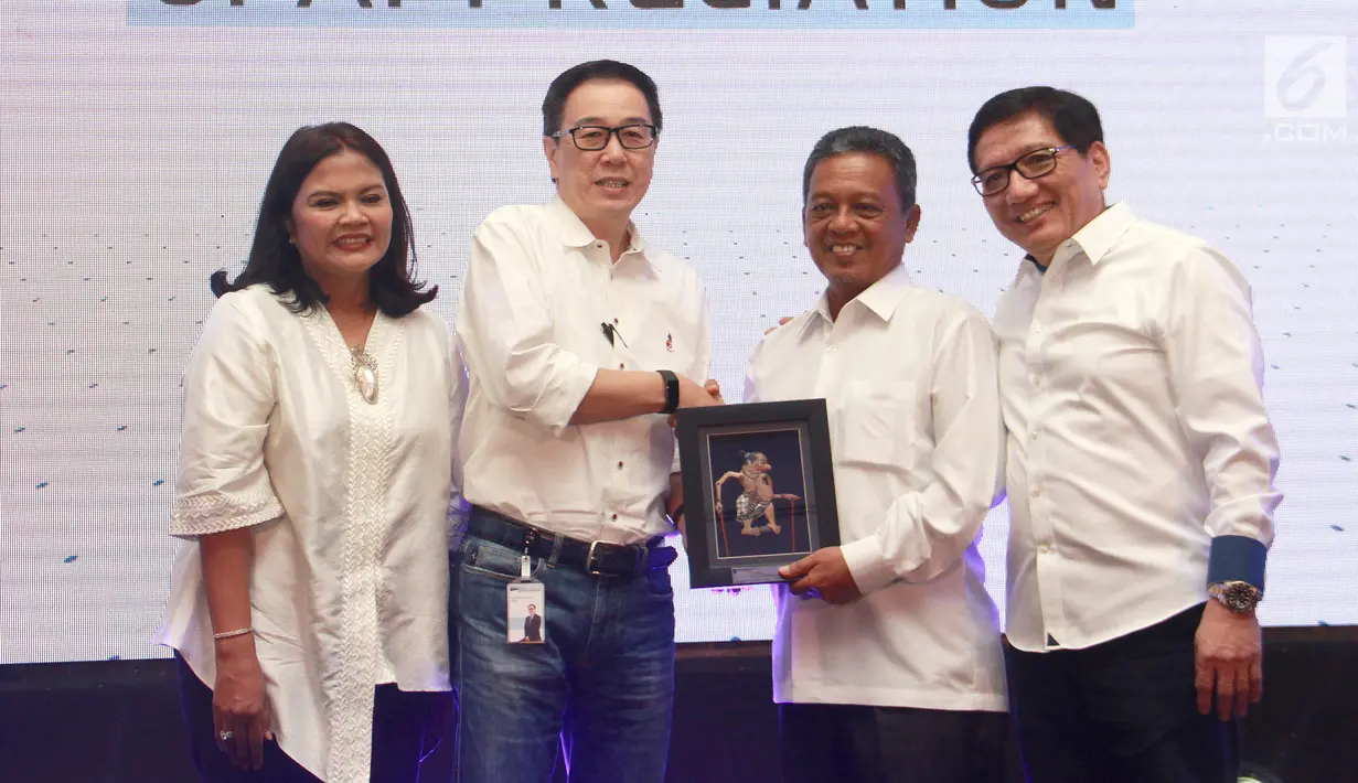 Presdir PT Astra Internasional TBK,  Prijono Sugiarto memberikan cinderamata kepada Perwakilan Bupati Penerima Bantuan YPA MDR Indarto pada HUT ke-10 Yayasan Pendidikan Astra Michael D. Ruslim di Jakarta, Kamis (17/1). (Liputan6.com/Fery Pradolo)