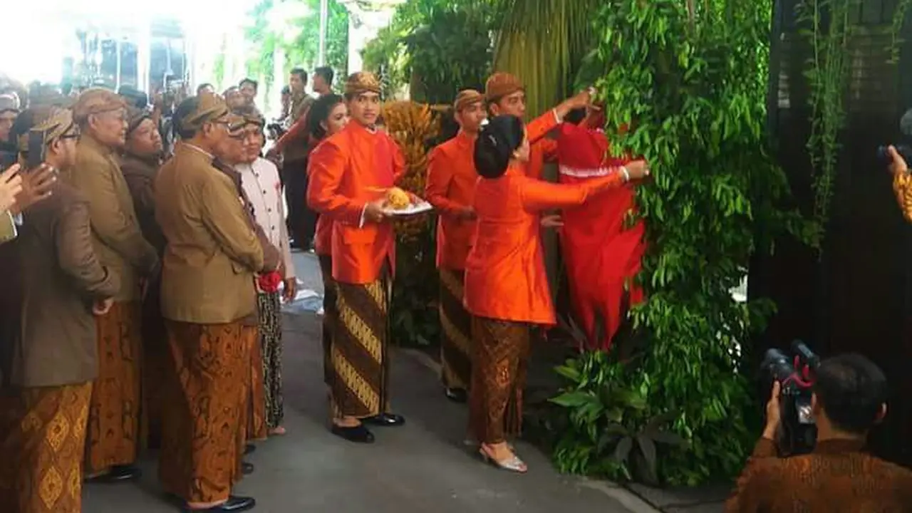Gaya busana Jokowi saat pasang bleketepe jelang pernikahan Kahiyang