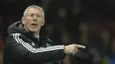 Pelatih Sheffield United, Nigel Adkins  memberikan instruksi kepada anak asuhnya saat melawan Manchester United pada laga Piala FA di Old Trafford, Minggu (10/1/2016) dini hari WIB. (AFP Photo/ Oli Scarff)