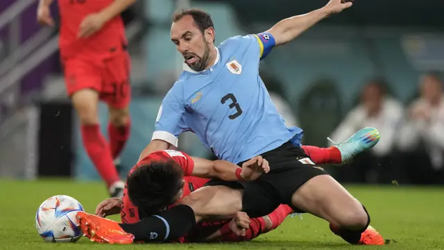 Foto: Permainan Keras Uruguay Vs Korsel di Laga Perdana Grup H Piala Dunia 2022