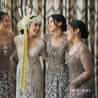 Mahalini Raharja meminta para sahabatnya untuk menjadi bridesmaid di momen pernikahannya dengan Rizky Febian. Ia meminta Aaliyah Massaid, Tiara Andini, Keisya Levronka, dan Ziva Magnolya untuk mendampinginya di momen akad nikah. [Foto: Insgtagram/askyfebrianti]
