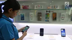 Pegawai menata handphone/smartphone di salah satu gerai di Jakarta, Kamis (7/4/2019). Pemerintah melalui Kementerian Perindustrian, Kementerian Perdagangan, dan Kementarian Komunikasi dan Informatika tengah menyiapkan kebijakan pemblokiran ponsel ilegal atau black market. (Liputan6.com/Angga Yuniar)
