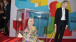 Penyanyi, Poppy menyapa awak media saat menghadiri Streamy Awards 2017 di The Beverly Hilton Hotel, California (26/9). Dalam acara tersebut, Poppy berhasil meraih penghargaan untuk kategori artis pendatang baru. (AFP Photo/Valerie Macon)