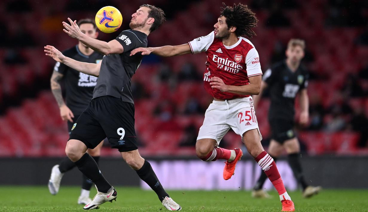 Striker Burnley, Chris Wood, mengontrol bola saat melawan Arsenal pada laga Liga Inggris pada laga Liga Inggris di Stadion Emirates, Senin (14/12/2020). Arsenal takluk 0-1 dari Burnley. (Laurence Griffiths/Pool/AFP)