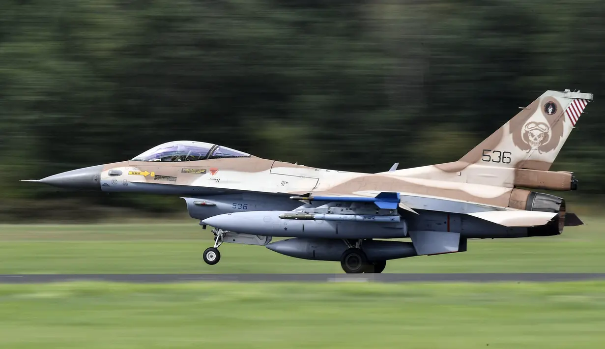 Jet F16 Israel lepas landas dari pangkalan udara di Noervenich, Jerman, Kamis (20/8/2020). Pilot Israel dan Jerman akan terbang bersama selama dua minggu ke depan selama latihan Angkatan Udara gabungan pertama di Jerman. (AP Photo/Martin Meissner)