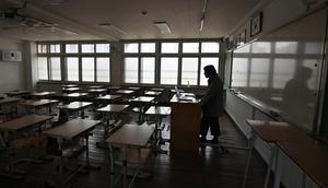 Seorang guru di Korea Selatan menggelar kegiatan belajar mengajar online. (dok. Jung Yeon-je / AFP)