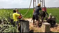 Para petani di Pati wilayah selatan membuat sumur bor untuk mengairi sawah. (Liputan6.com/Arief Pramono)