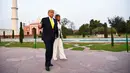 Presiden AS Donald Trump dan Ibu Negara Melania Trump berjalan saat mengunjungi Taj Mahal di Agra, India, Senin (24/2/2020). Donald Trump dijadwalkan akan berada selam dua hari di India. (Mandel NGAN/AFP)