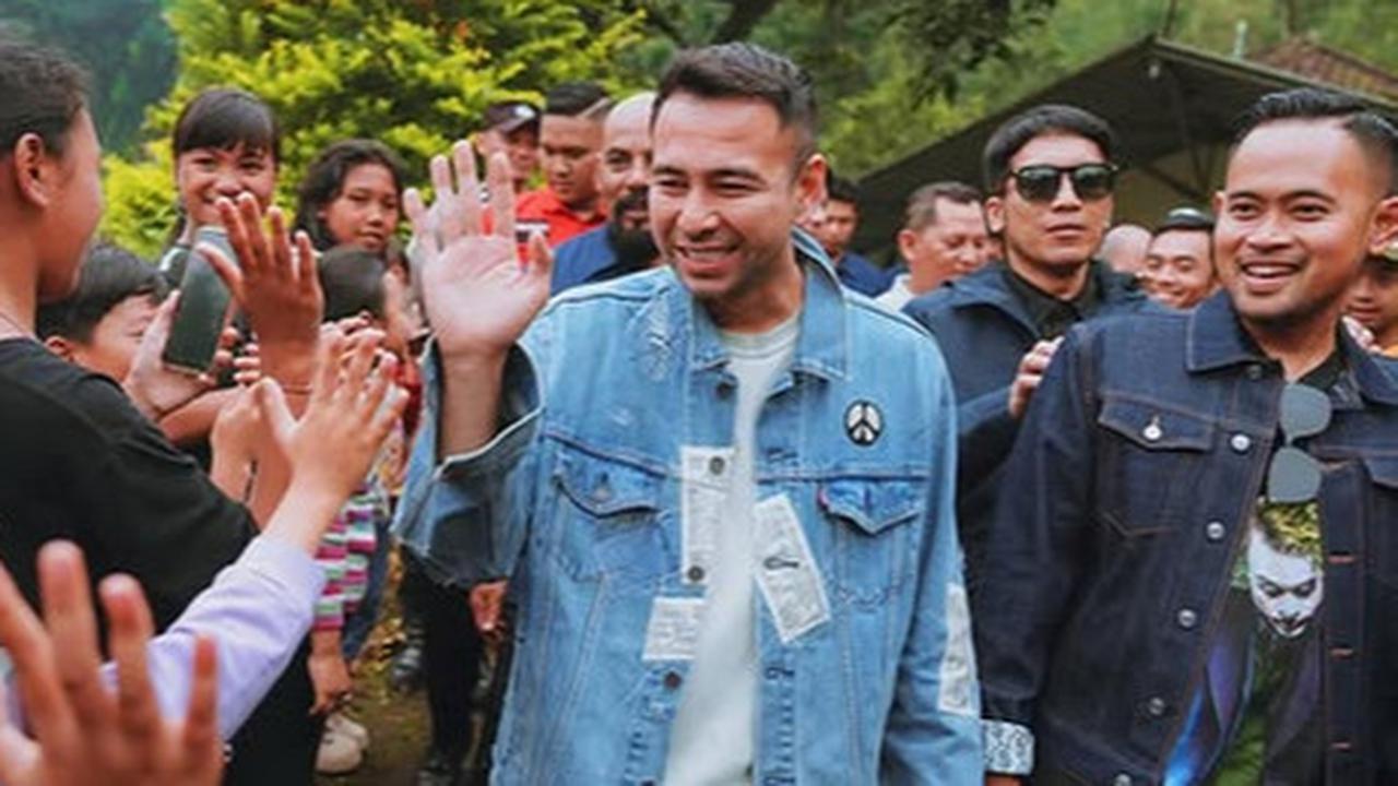Potret Raffi Ahmad Bareng The Dudas Minus One Kunjungi Sentra Produksi Susu Sapi di Jawa Timur