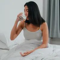 Ilustrasi menjaga asupan cairan tubuh saat berpuasa./copyright freepik.com/tirachardz