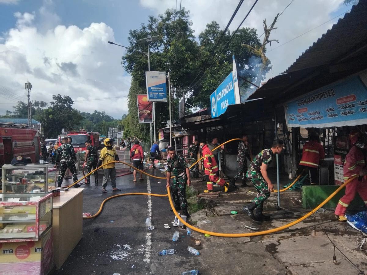 FOTO: Prajurit TNI AL Bantu Pemadaman Kebakaran Permukiman di Manado