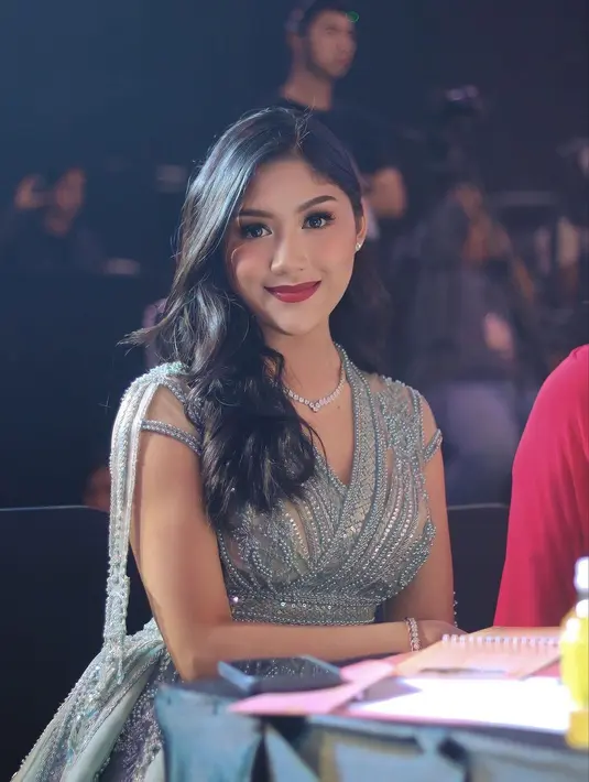 Potret cantik Erina Gudono dibalut gaun malam dan makeup bold. Makeup bernuansa merah muda ini disempurnakan dengan pulasan lipstik merah dan area mata yang dipertajam. [Foto: Instagram/erinagudono]