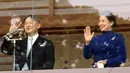 Kaisar Jepang Naruhito (kiri) bersama Permaisuri Masako melambaikan tangan kepada para hadirin dari balkon Istana Kekaisaran di Tokyo pada tanggal 23 Februari 2024. (YOSHIKAZU TSUNO/POOL/AFP)