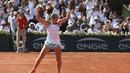 Jelena Ostapenko melompat kegirangan setelah mengalahkan Simona Help pada Final Prancis Terbuka 2017 di Roland Garros, Paris, (10/6/2017). Ostapenko menang 4-6, 6-4, 6-3. (AP/David Vincent)