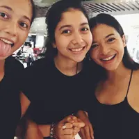 Marino bersaudara ini sama-sama cantik natural. (Sumber foto: sellymarino/instagram)