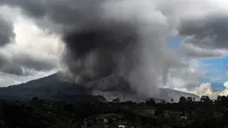 Penampakan Gunung Sinabung yang memuntahkan abu tebal di Karo, Sumatra Utara (18/12). Gunung Sinabung kembali aktif pada tahun 2010 untuk pertama kalinya dalam 400 tahun. (AFP Photo/Ivan Damanik)