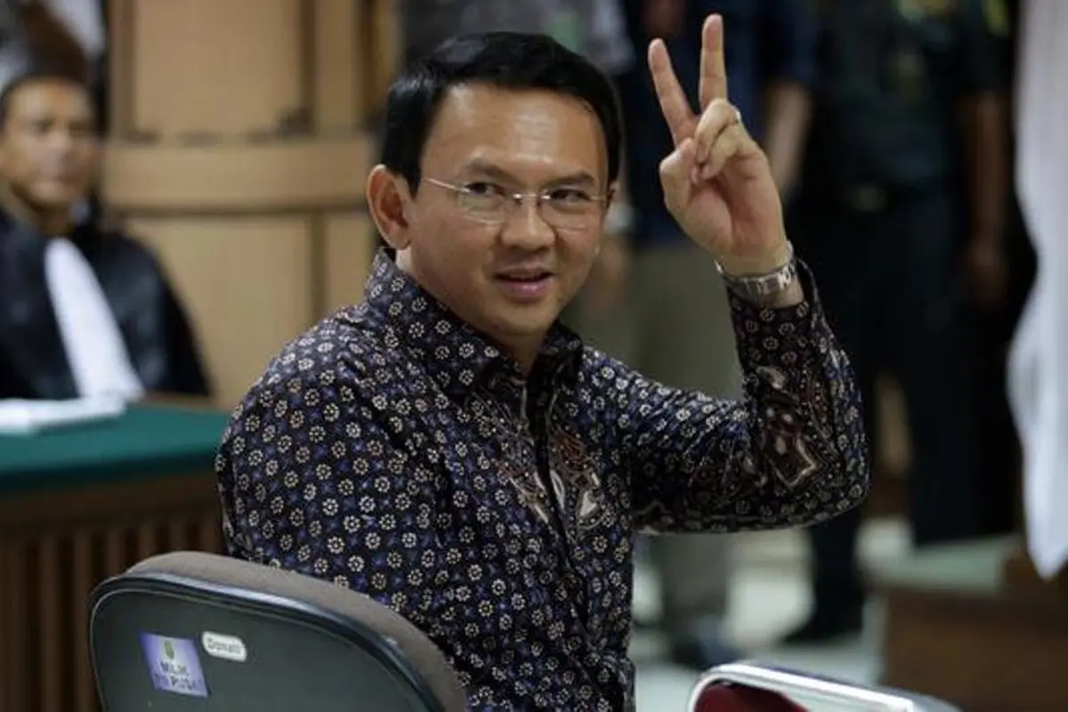 [Bintang] Acungkan Dua Jari Saat Sidang ke-3, Ini Maksud Ahok 