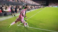 Pemain Inter Miami, Lionel Messi melakukan tendangan pojok pada laga lanjutan Major League Soccer 2023 melawan Atlanta United di DRV PNK Stadium, Florida, Rabu (26/07/2023) pagi WIB. (AFP/Getty Images/Hector Vivas)