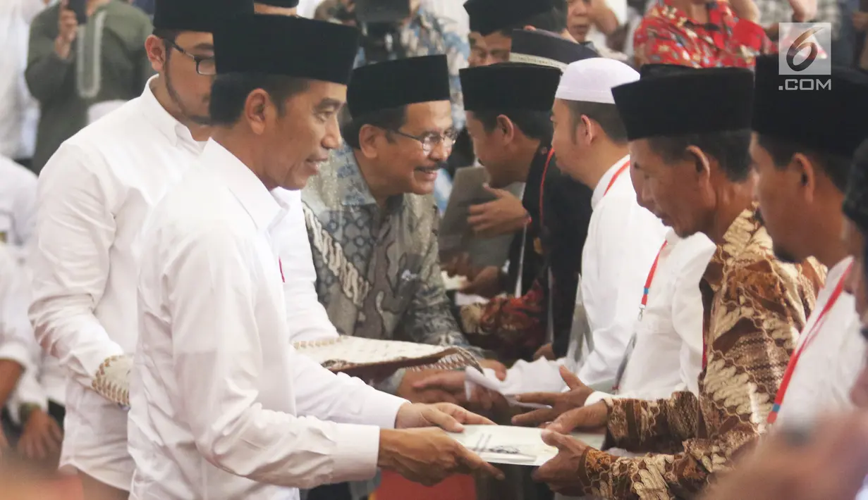 Presiden Joko Widodo saat membagikan sertifikat tanah wakaf di Masjid Raya Bani Umar, Tangerang Selatan, Jumat (22/2). Jokowi membagikan 351 sertifikat tanah wakaf untuk musala, tempat pendidikan dan pesantren. (Liputan6.com/Angga Yuniar)