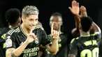 Pemain Real Madrid Federico Valverde (kiri) merayakan setelah mencetak gol ke gawang Celta Vigo pada pertandingan sepak bola La Liga Spanyol di Stadion Balaidos, Vigo, Spanyol, 20 Agustus 2022. Real Madrid menang 4-1. (AP Photo/Lalo R. Villar)