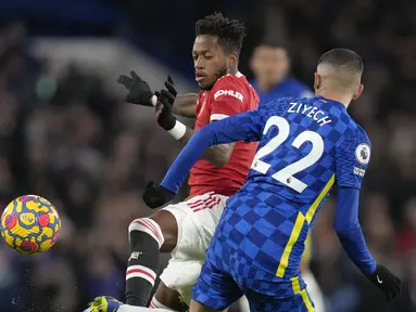 Manchester United harus puas dengan hasil imbang 1-1 saat bertandang ke markas Chelsea di Stamford Bridge dalam laga pekan ke-13 Liga Inggris 2021/2022, Minggu (28/11/2021). Kemenangan bisa saja diraih Setan Merah andai Fred tidak egois di akhir babak kedua. (AP/Kirsty Wigglesworth)