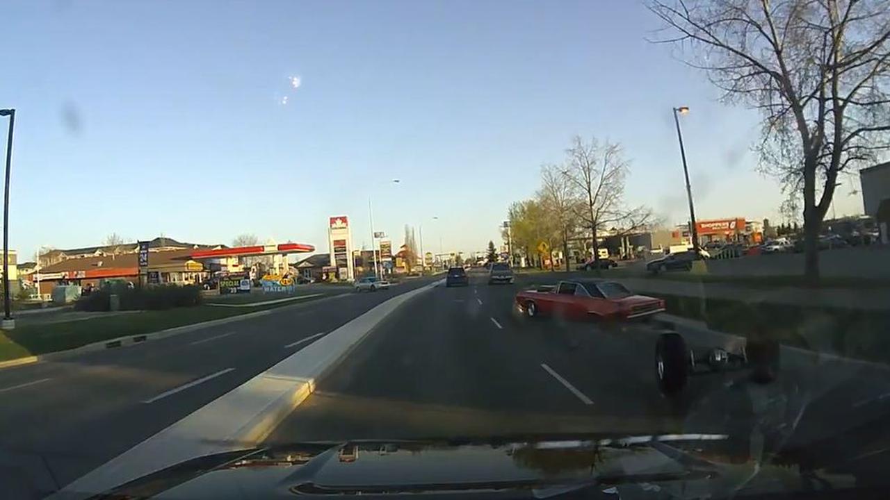 Niat Ngebut, Roda Belakang Dodge Ini Malah Copot