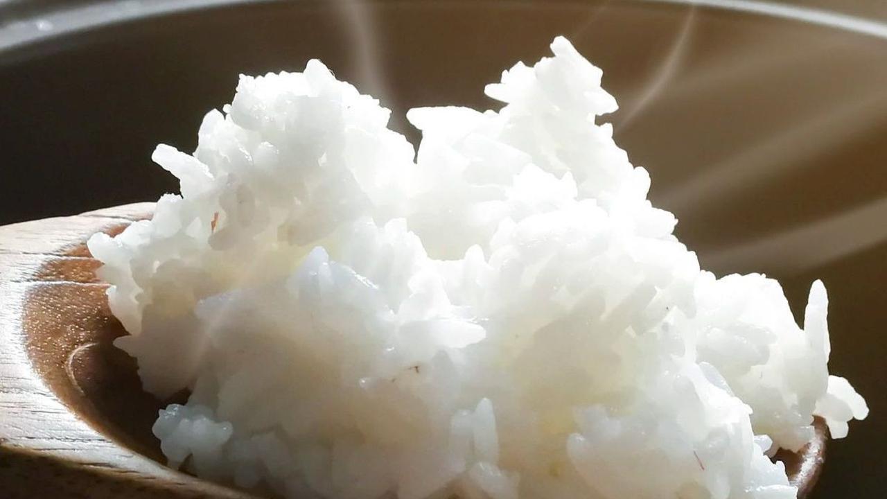 Kenapa ya makanan orang Indonesia bukan roti seperti di negara-negara Barat, atau mi? Selain itu, ada banyak makanan lain juga di Indonesia, seperti ubi, jagung, dan sagu, tapi kenapa nasi yang jadi makanan pokok? Ternyata ini alasannya.