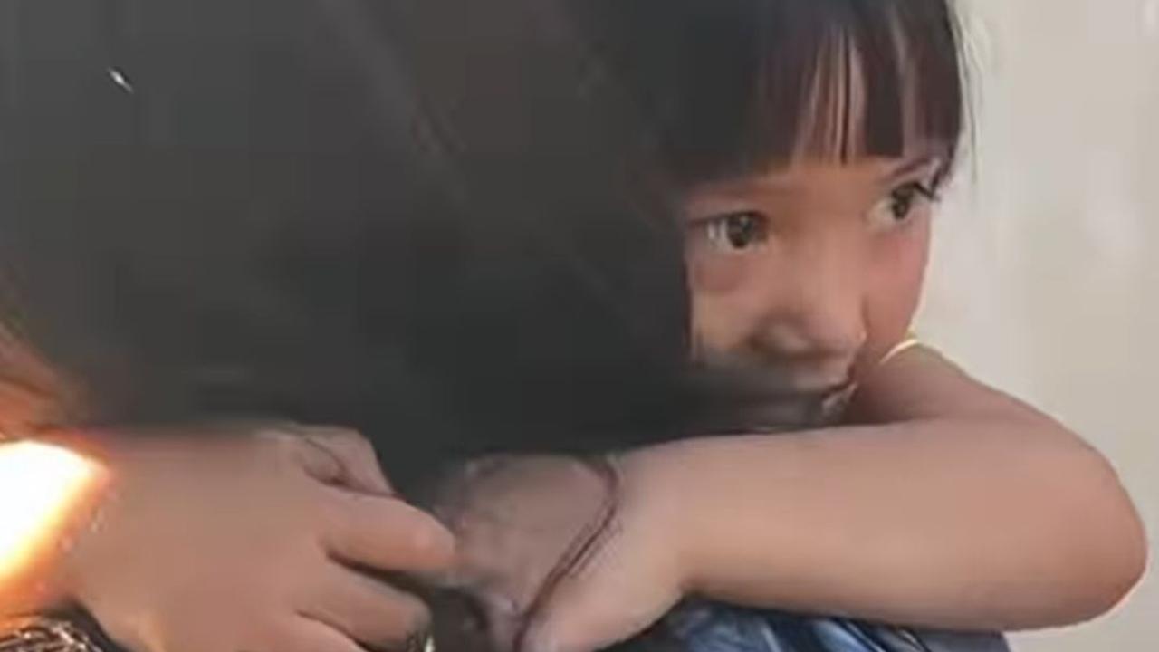 Mbak Ning juga berpamitan kepada Alana. Selama ini, sosok Mbak Ning yang menjaga Alana kemanapun pergi.<br>