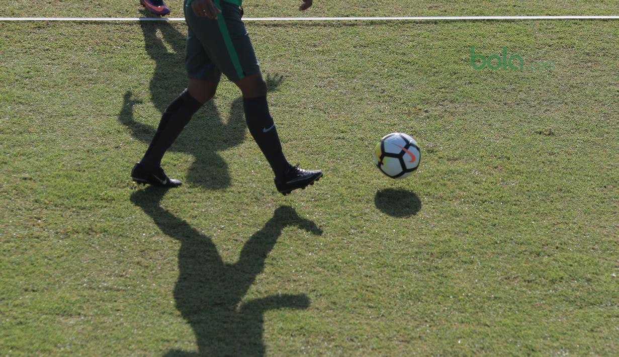 Pemain Timnas Indonesia U-19, Muhammad Iqbal (kanan) berebut bola dengan rekannya pada sesi latihan di Lapangan ABC, Senayan,  (21/2/2018). Latihan tersebut merupakan persiapan Timnas U-19 untuk mengikuti Piala Asia 2018. (Bola.com/Nicklas Hanoatubun)