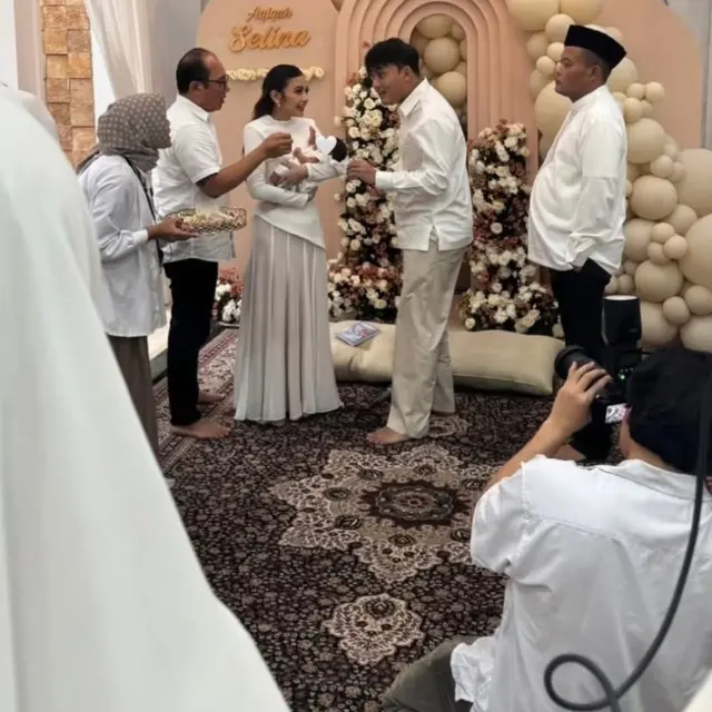 6 Potret Penampilan Mahalini di Akikah Selina, Bak Kakak Adik ketika Gendong Anaknya