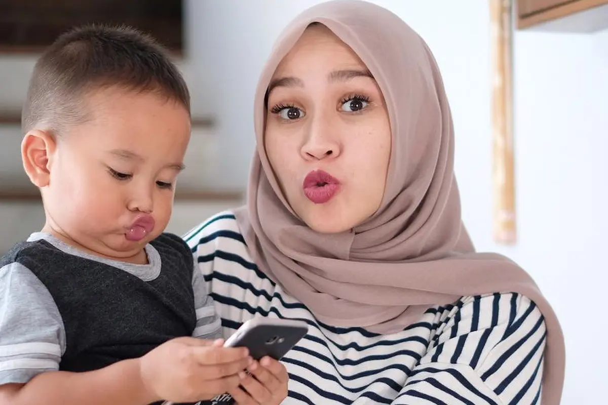 [Bintang] Gaya Seleb Asuh Anak